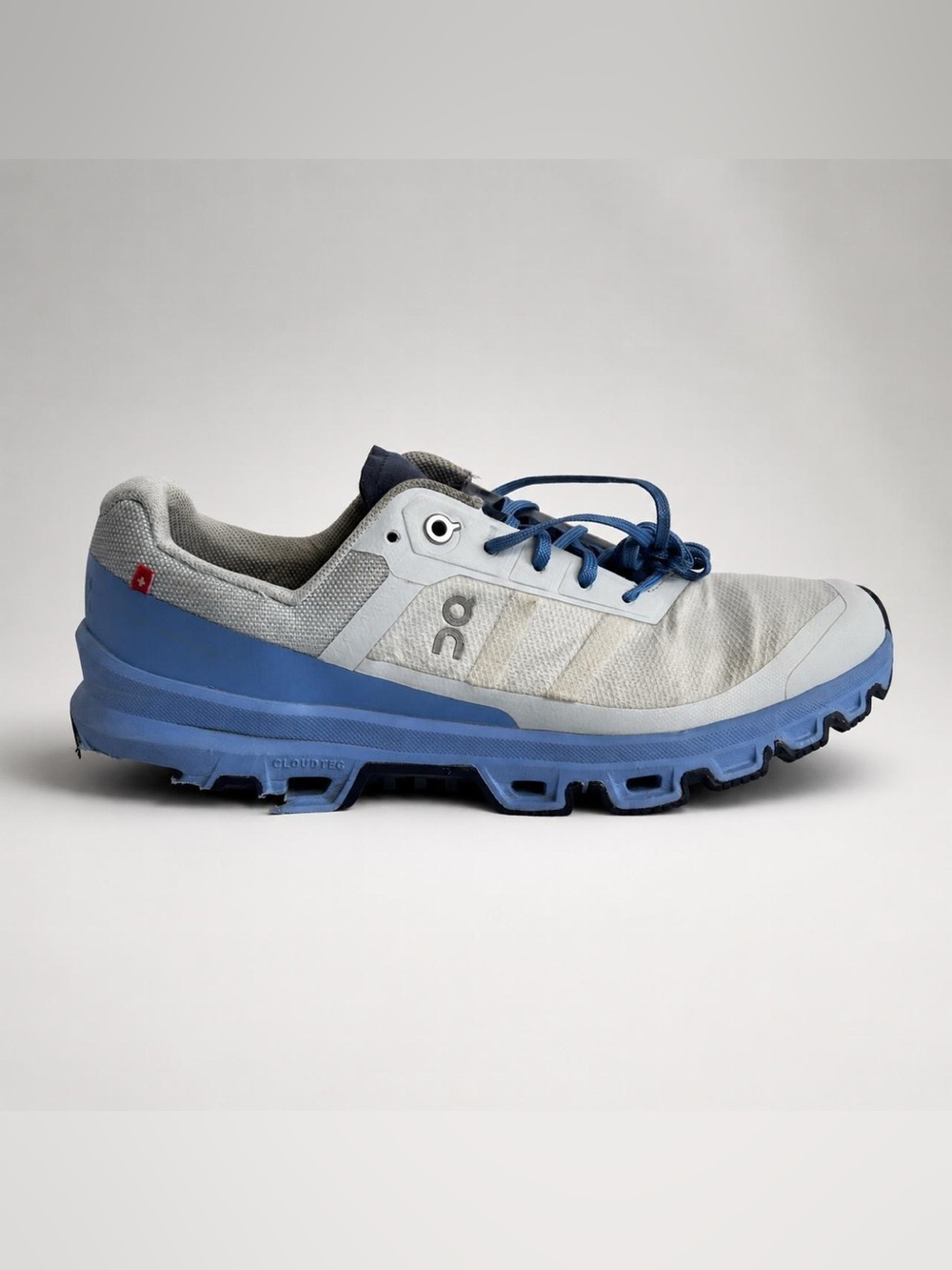 Women’s On Cloud Running Cloudventure trail shoes in light gray/blue size 10/42